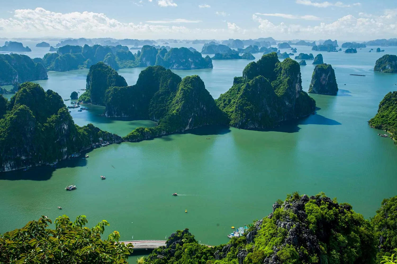 isolotti nella baia di halong veduta aerea
