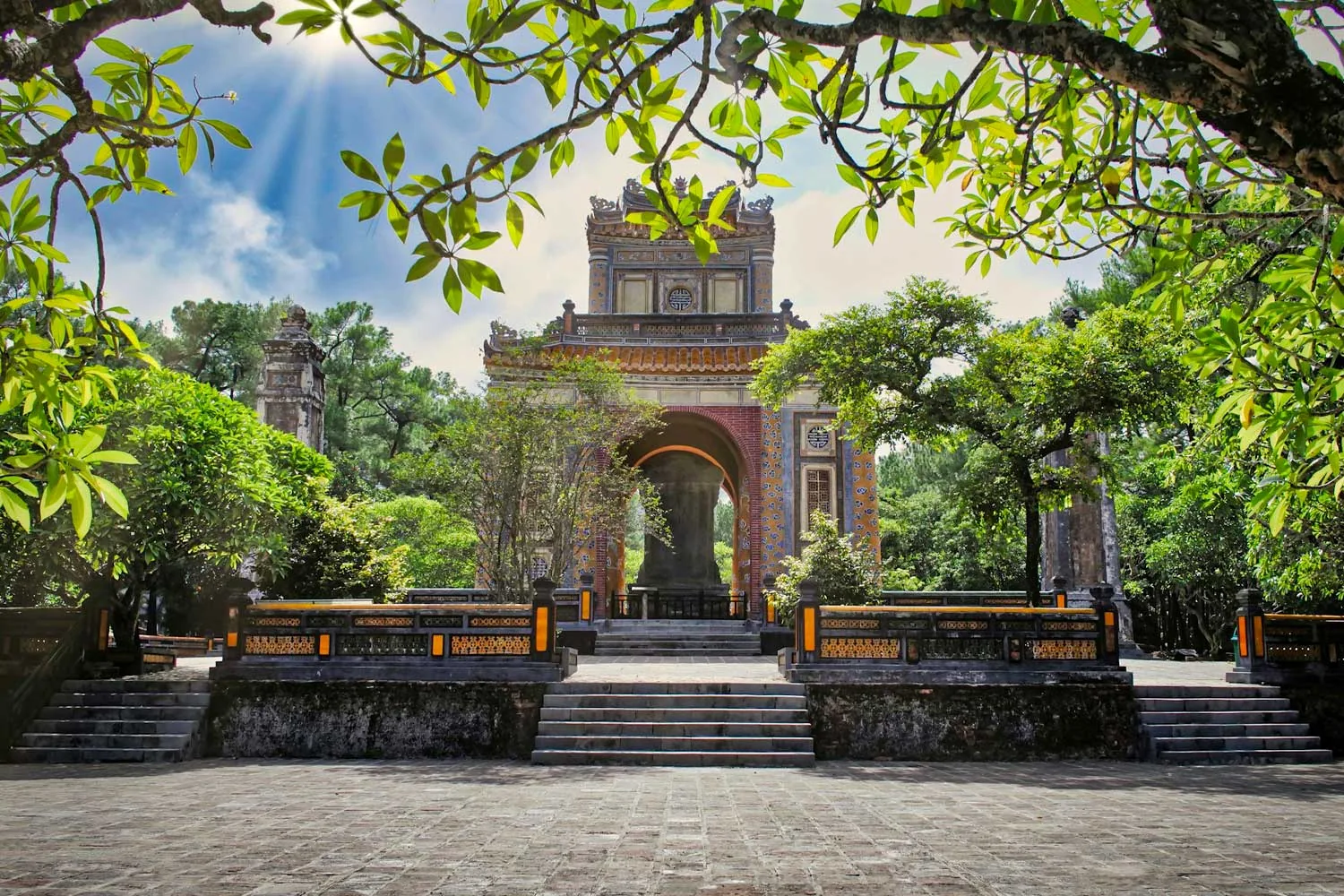 un antico tempio in mezzo al verde