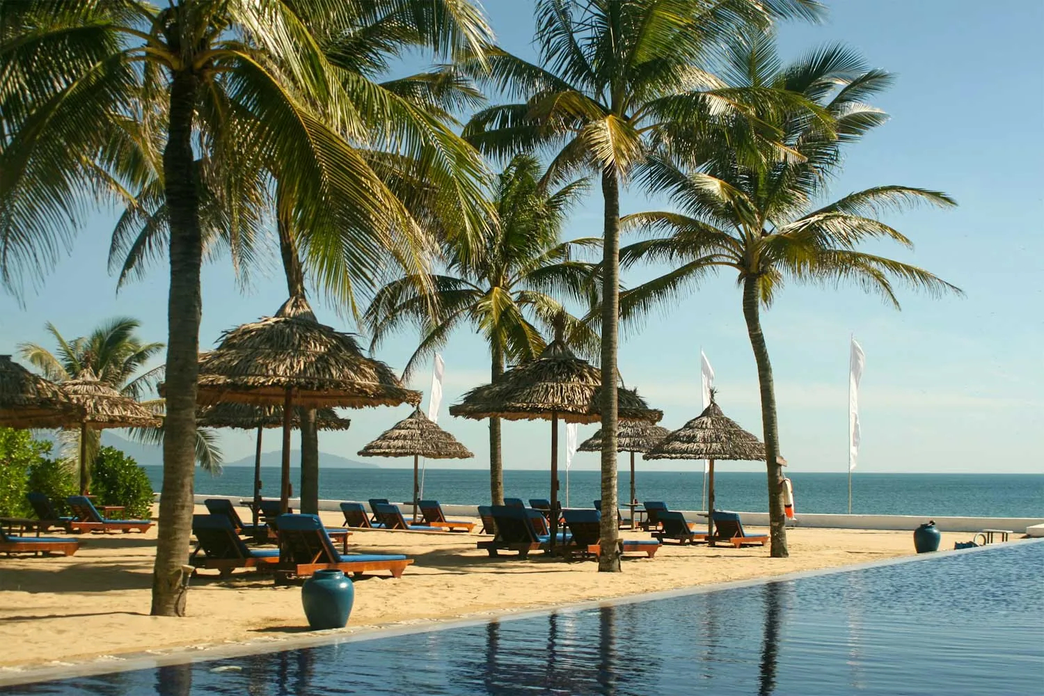spiaggia con palme e ombrelloni vicino hoi an