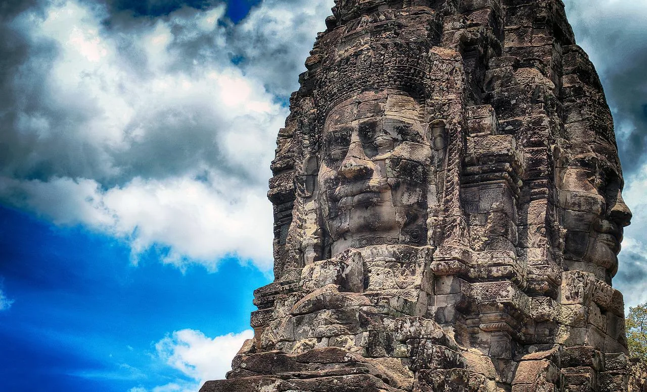 volto scolpito nella pietra del Bayon, nel complesso di Angkor in Cambogia