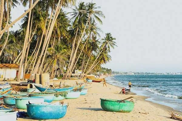 spiaggia di mui ne con tipiche barche rotonde