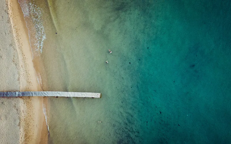 spiaggia di con dao con pontile vista dall'alto