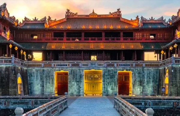 antico palazzo a Hue al tramonto